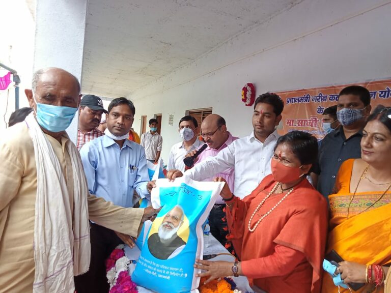 फतेहपुर में प्रधानमंत्री गरीब कल्याण अन्न योजना के अंतर्गत पात्र हितग्राहियों को निःशुल्क खाद्यान्न एवं बोरे का वितरण।