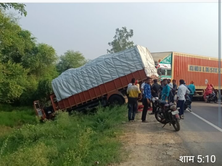 हमीरपुर मे दो ट्रक आमने-सामने भिड़े चालकों की हालत गंभीर